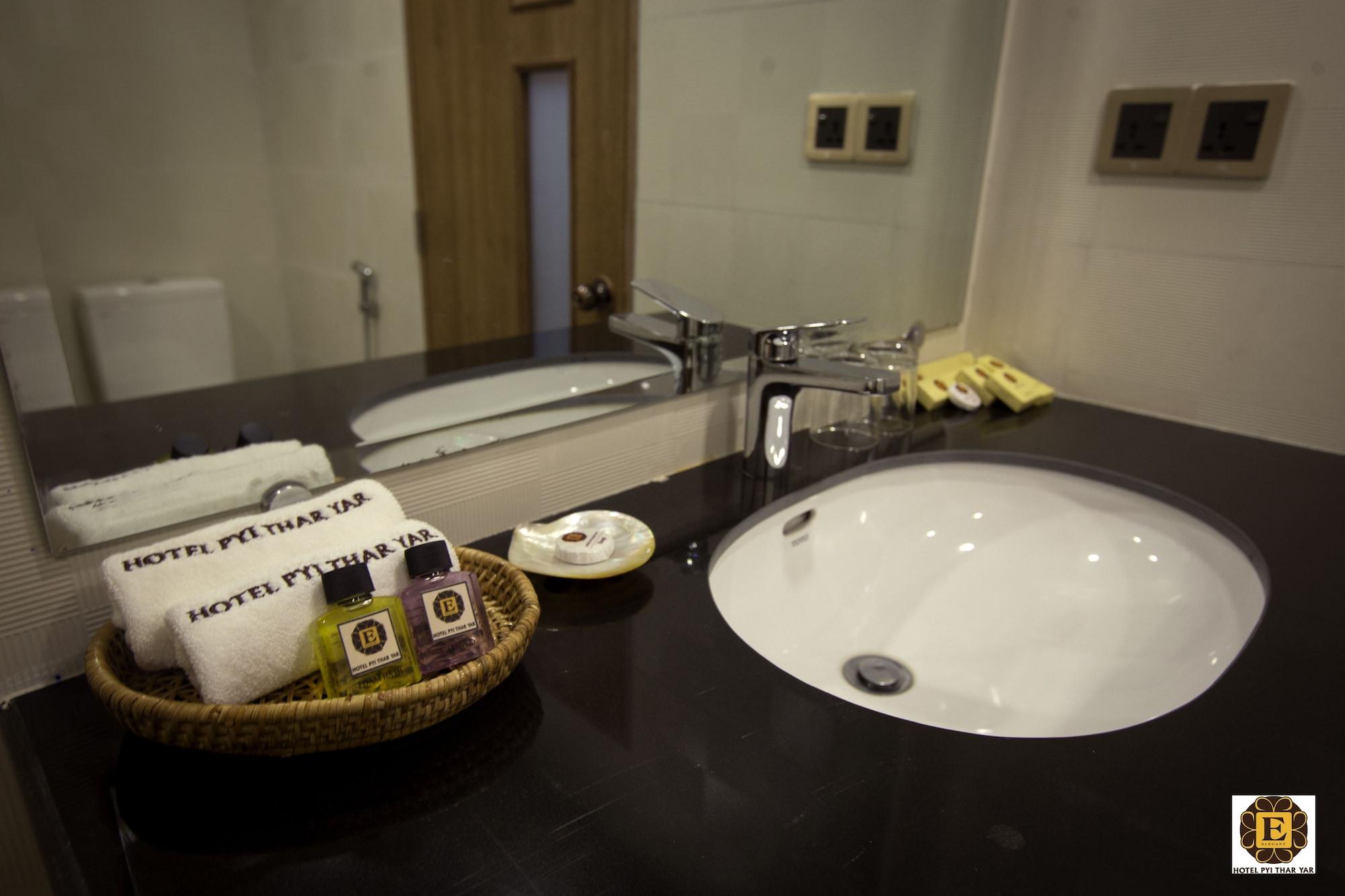 Elegant Hotel Pyi Thar Yar Янгон Екстериор снимка