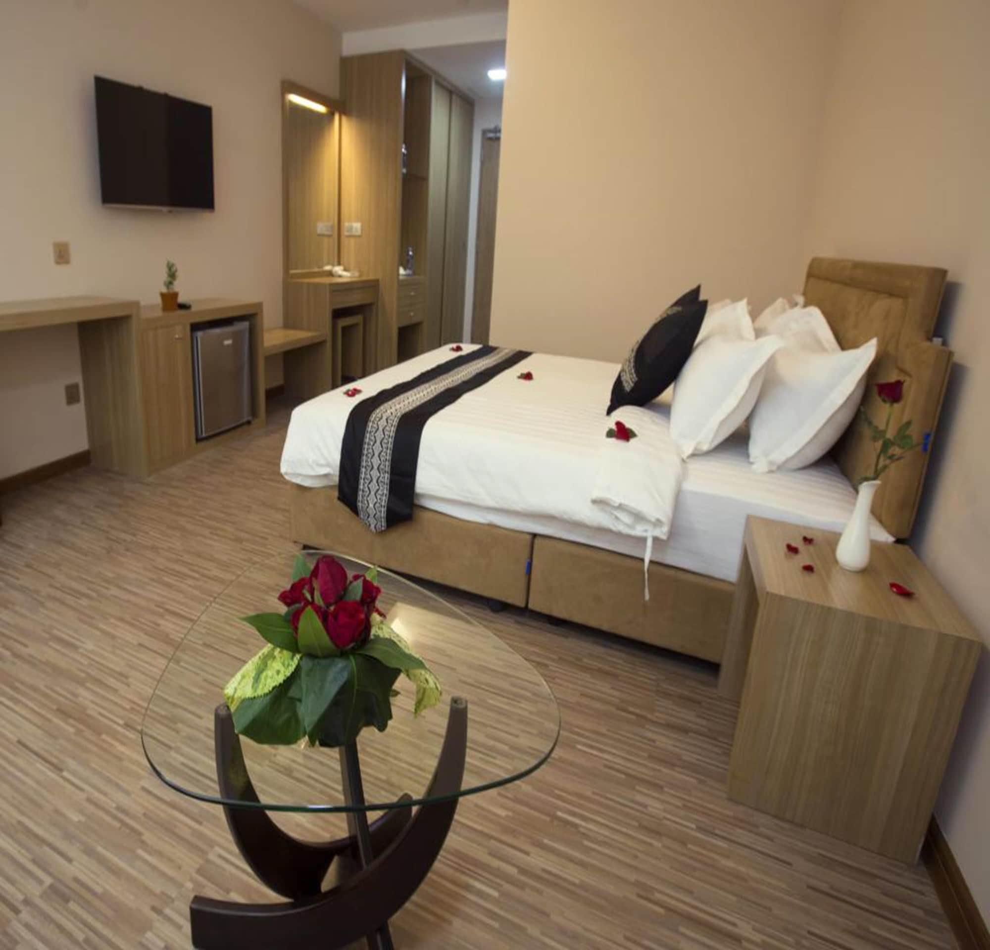 Elegant Hotel Pyi Thar Yar Янгон Екстериор снимка