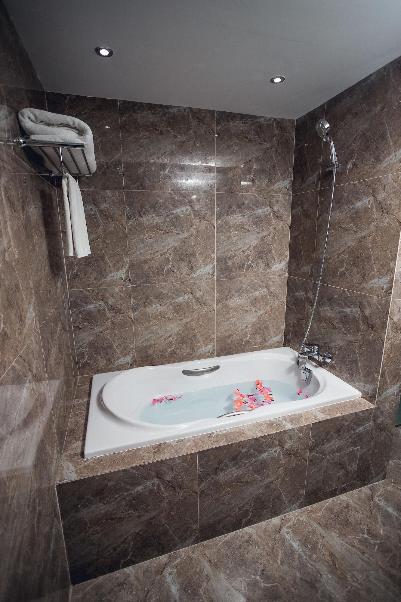 Elegant Hotel Pyi Thar Yar Янгон Екстериор снимка