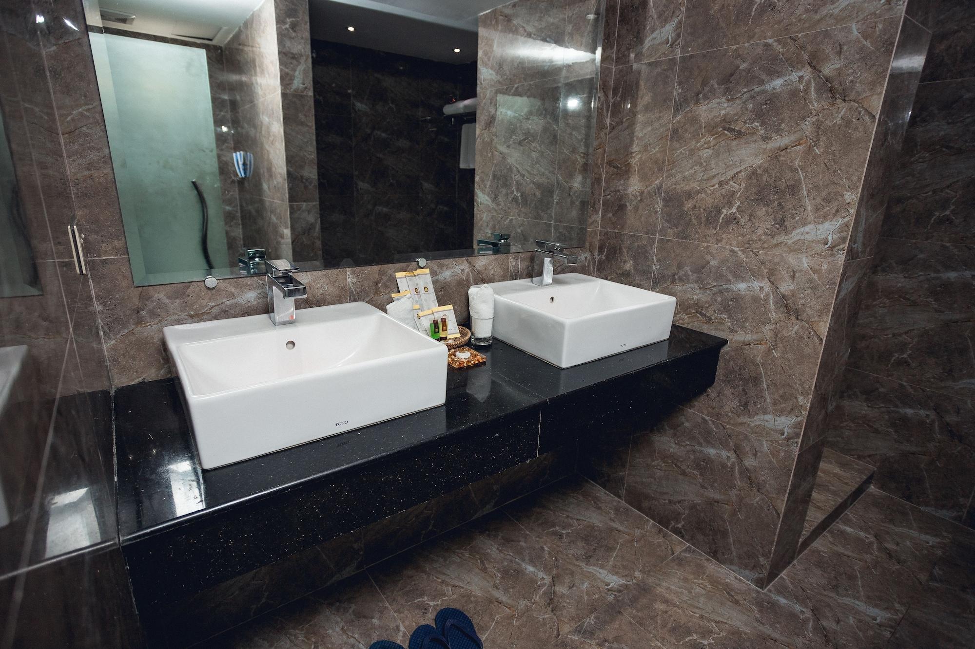 Elegant Hotel Pyi Thar Yar Янгон Екстериор снимка