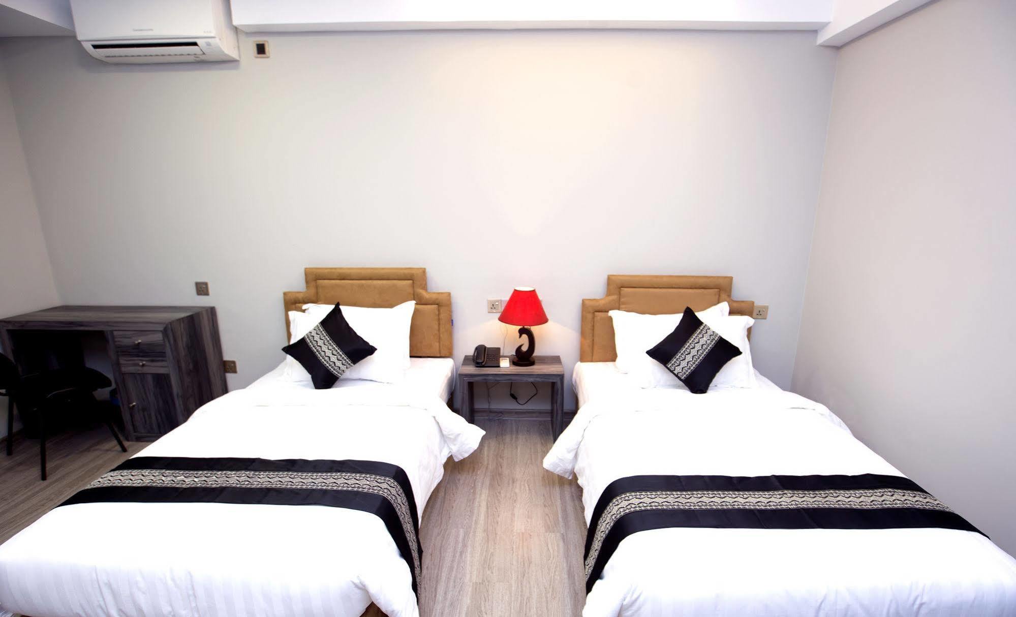 Elegant Hotel Pyi Thar Yar Янгон Екстериор снимка