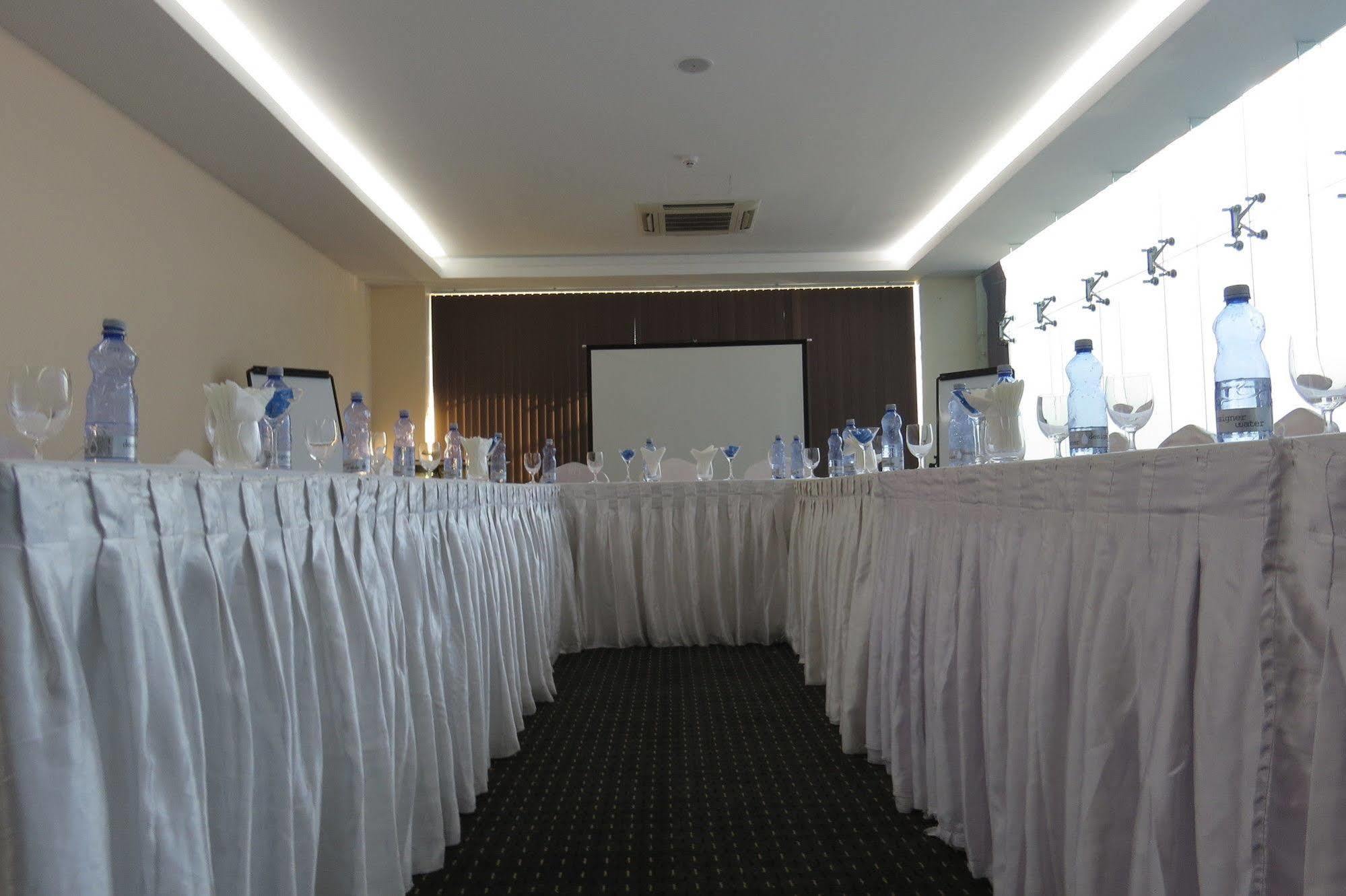 Elegant Hotel Pyi Thar Yar Янгон Екстериор снимка