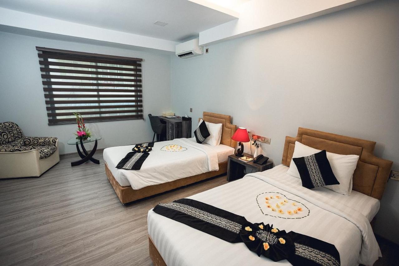 Elegant Hotel Pyi Thar Yar Янгон Екстериор снимка