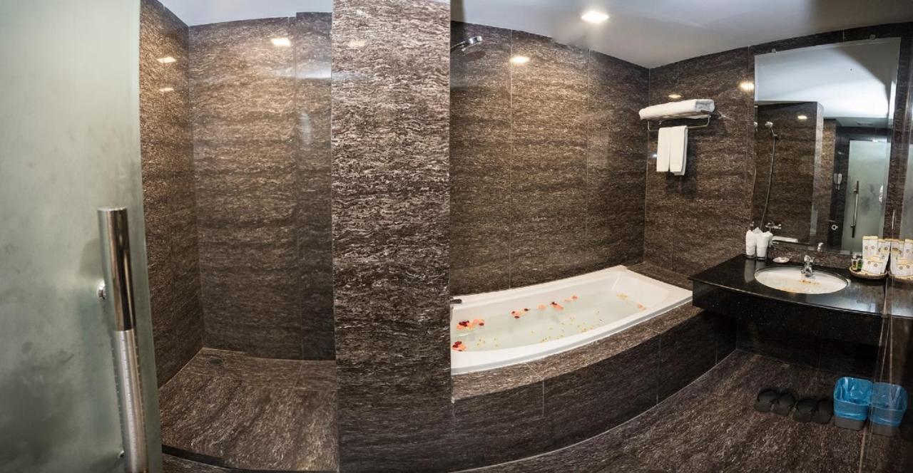 Elegant Hotel Pyi Thar Yar Янгон Екстериор снимка